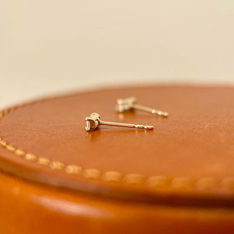 💎 Baguette Shape Diamond Studs – Slim & Classy Design – E VS1 VG