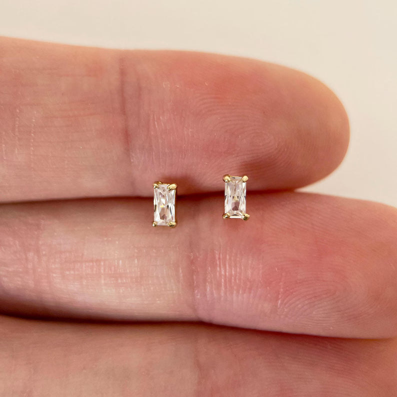 💎 Baguette Shape Diamond Studs – Slim & Classy Design – E VS1 VG