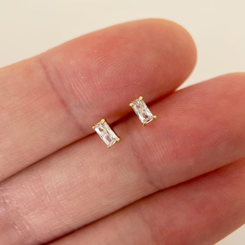 💎 Baguette Shape Diamond Studs – Slim & Classy Design – E VS1 VG