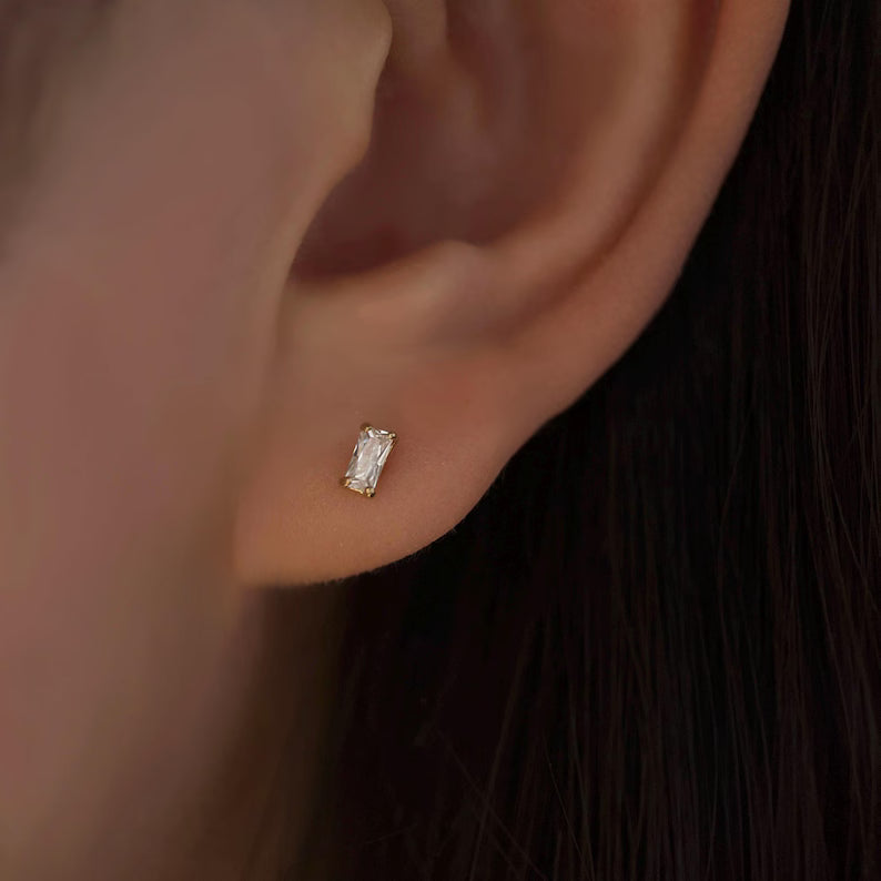 💎 Baguette Shape Diamond Studs – Slim & Classy Design – E VS1 VG