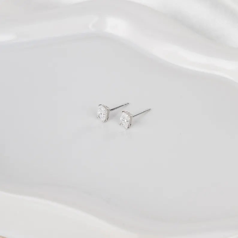 Premium Radiant Solitaire Diamond Earrings – Luxury Everyday Glam 💎- E VS1 VG VG