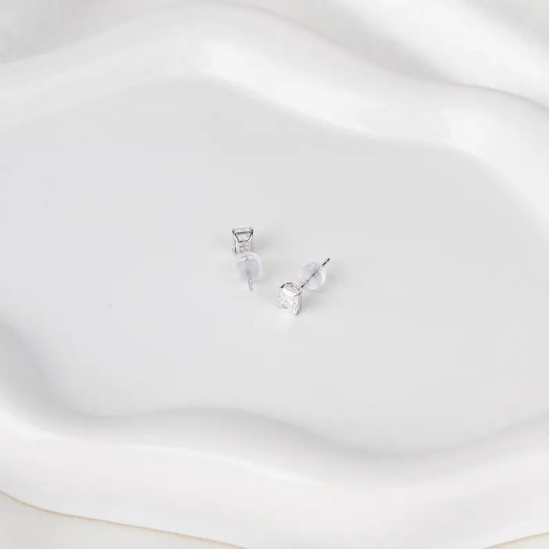 Premium Radiant Solitaire Diamond Earrings – Luxury Everyday Glam 💎- E VS1 VG VG