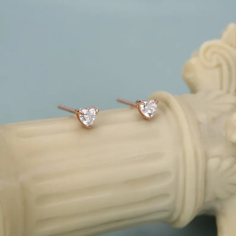 💖 Heart Cut Diamond Stud Earrings – Timeless Love Luxury Collection – E VS1 VG