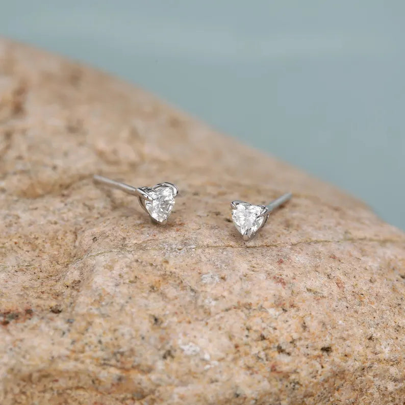 💖 Heart Cut Diamond Stud Earrings – Timeless Love Luxury Collection – E VS1 VG