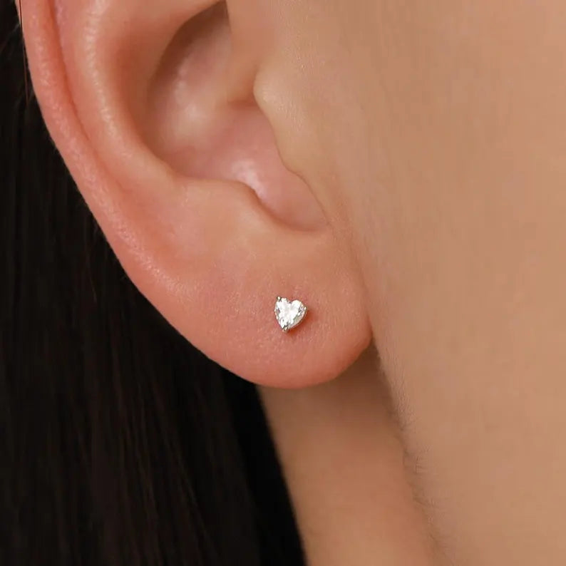 💖 Heart Cut Diamond Stud Earrings – Timeless Love Luxury Collection – E VS1 VG