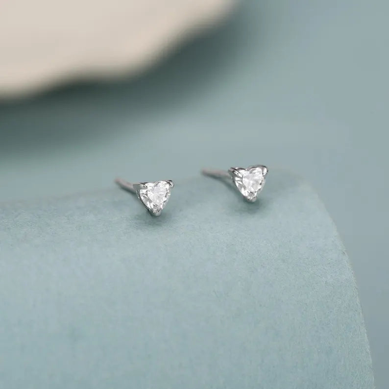 💖 Heart Cut Diamond Stud Earrings – Timeless Love Luxury Collection – E VS1 VG
